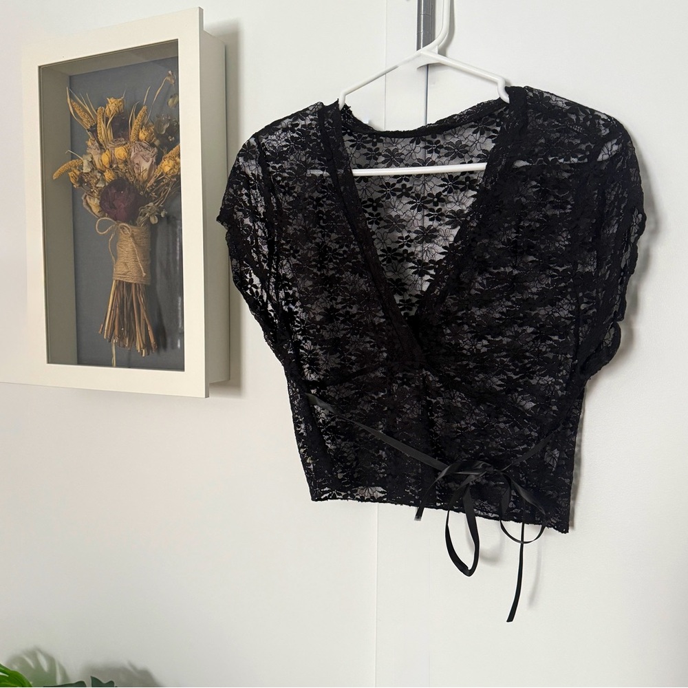 Black lace v-neck top 🖤